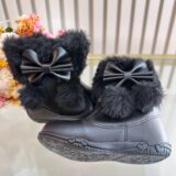 Botinha Infantil Preta com Pelúcia Laço Pompom e Zíper