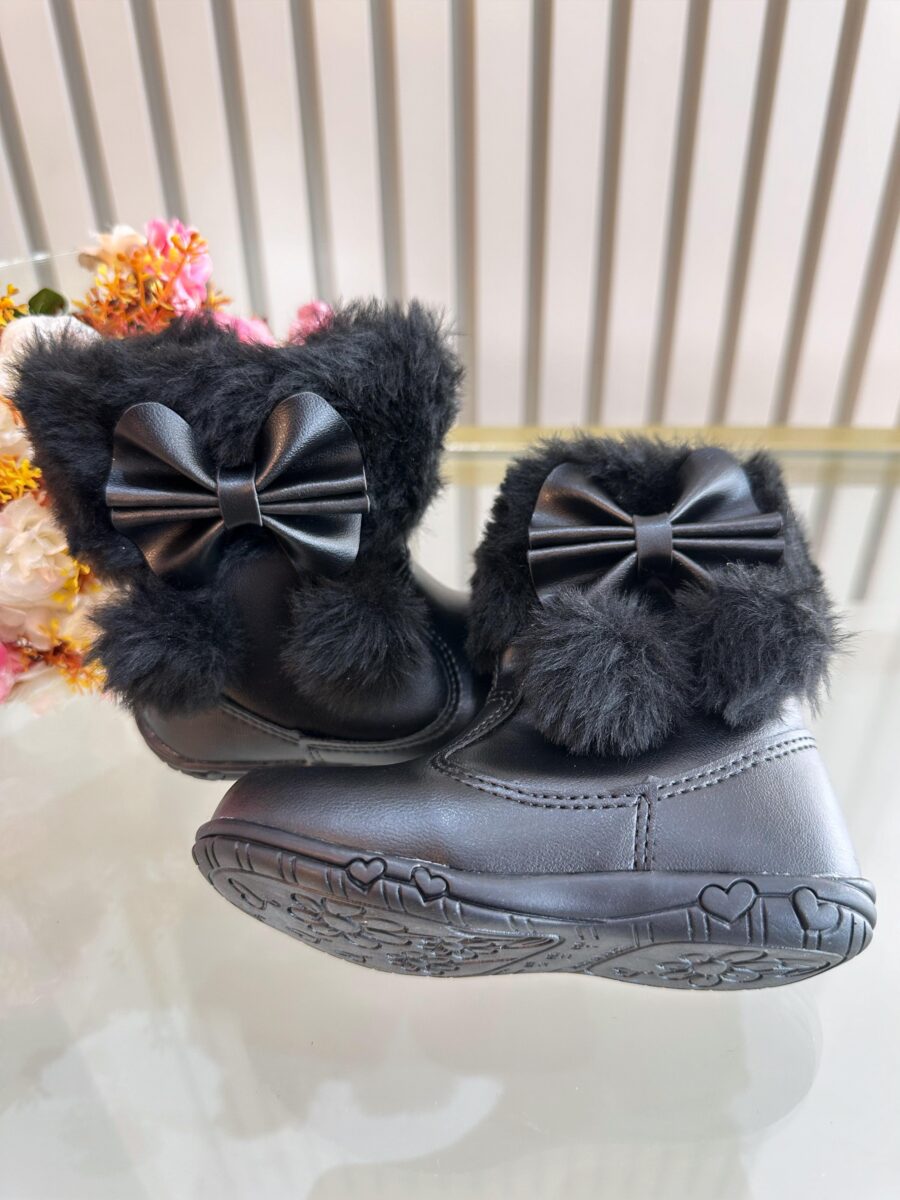 Botinha Infantil Preta com Pelúcia Laço Pompom e Zíper