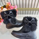 Botinha Infantil Preta com Pelúcia Laço Pompom e Zíper