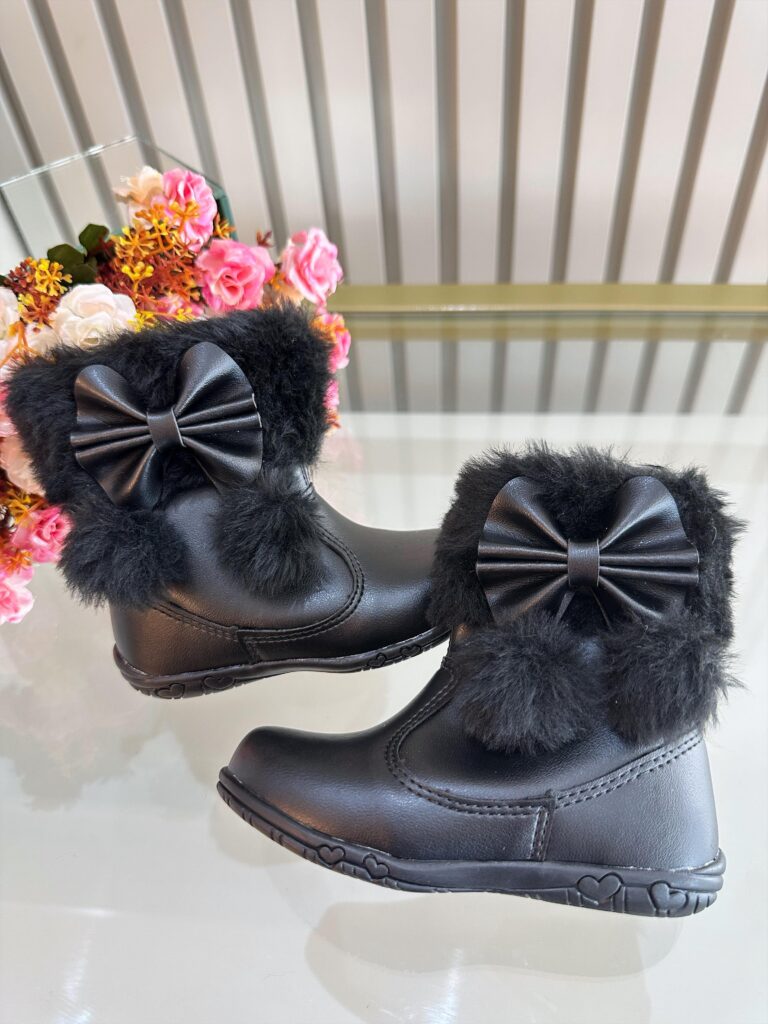 Botinha Infantil Preta com Pelúcia Laço Pompom e Zíper