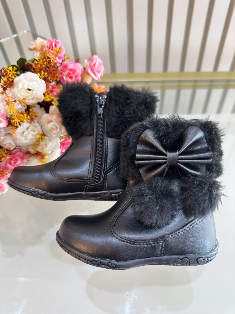 Botinha Infantil Preta com Pelúcia Laço Pompom e Zíper