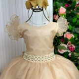 Vestido Longo Amanda Marie Dourado Tule e Cinto de Pérolas