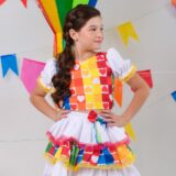Conjunto Junino Infantil Cropped Branco e Mini Saia Colorida