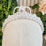 Coroa Infantil de Pérolas Brancas e Strass Princesa 28 cm